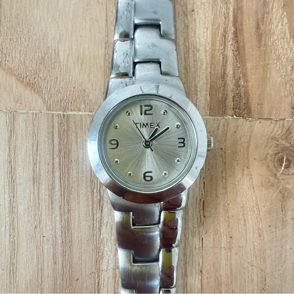 Timex ladies silver tone dress watch NEW BATTERY